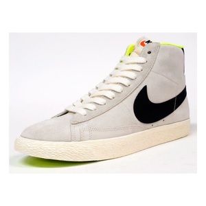 NIKE WOMENS BLAZER MID SUEDE VINTAGE SZ 7.5